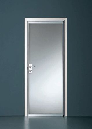 Стеклянная дверь с рамкой