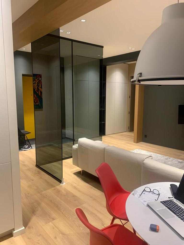 Бескаркасная перегородка	